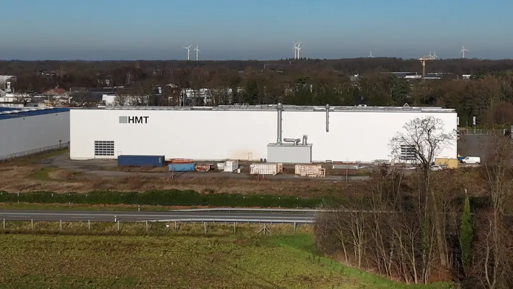 Luchtfoto van HMT Industries GmbH & Co. KG; op de voorgrond de rijksweg B67