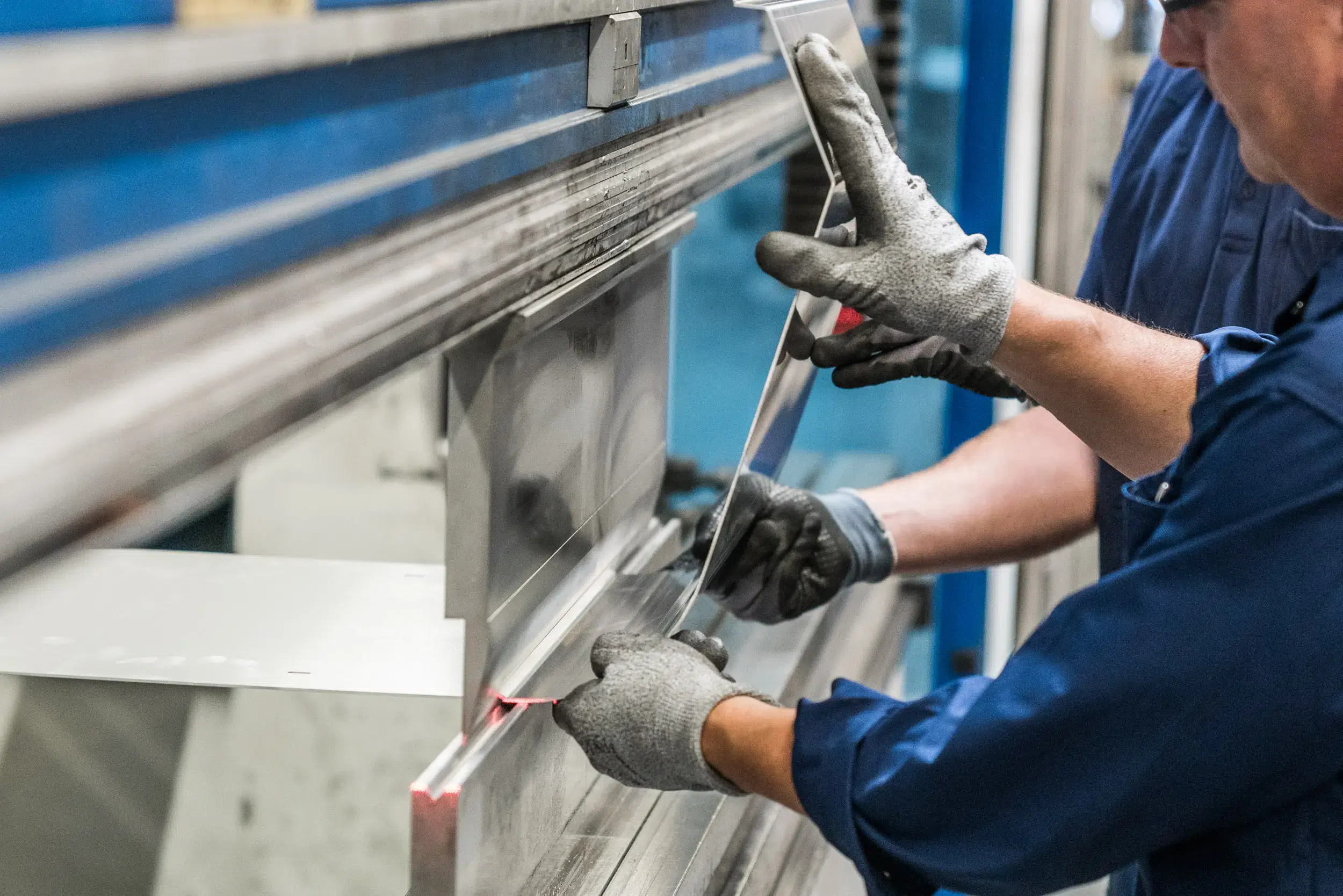Laseronderdeel wordt met behulp van een kantbank vervormd – foto van het werkproces bij loonfabrikant SPALECK
