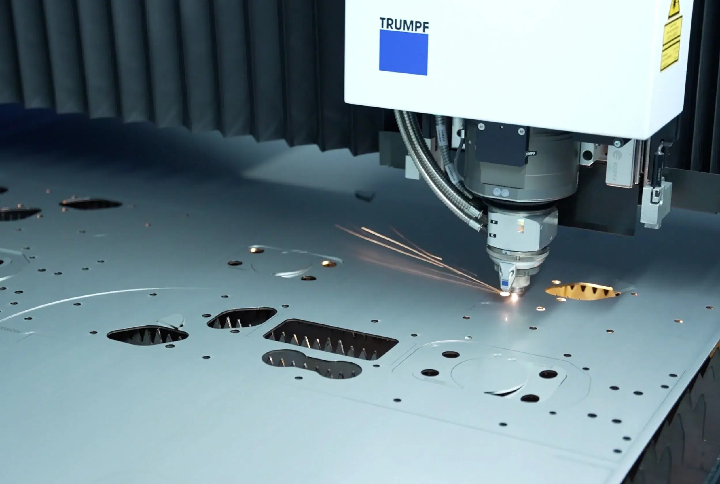 Detailfoto van een lasersnijproces bij de productie van laseronderdelen met een lasersnijmachine