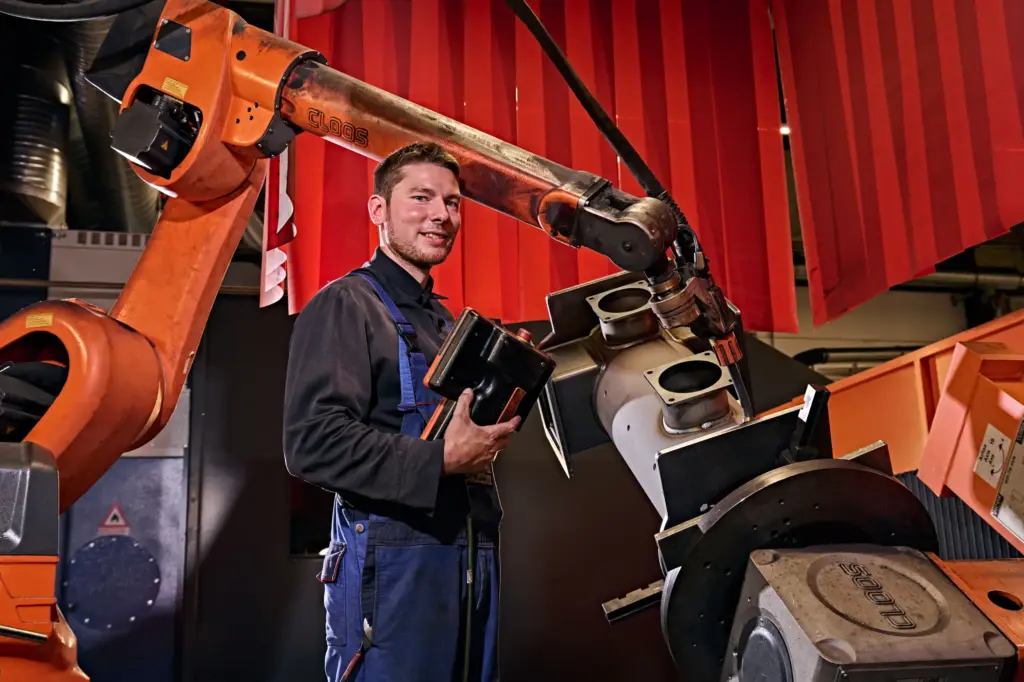 Constructiemechanicus aan de lasrobot bij loonfabrikant SPALECK