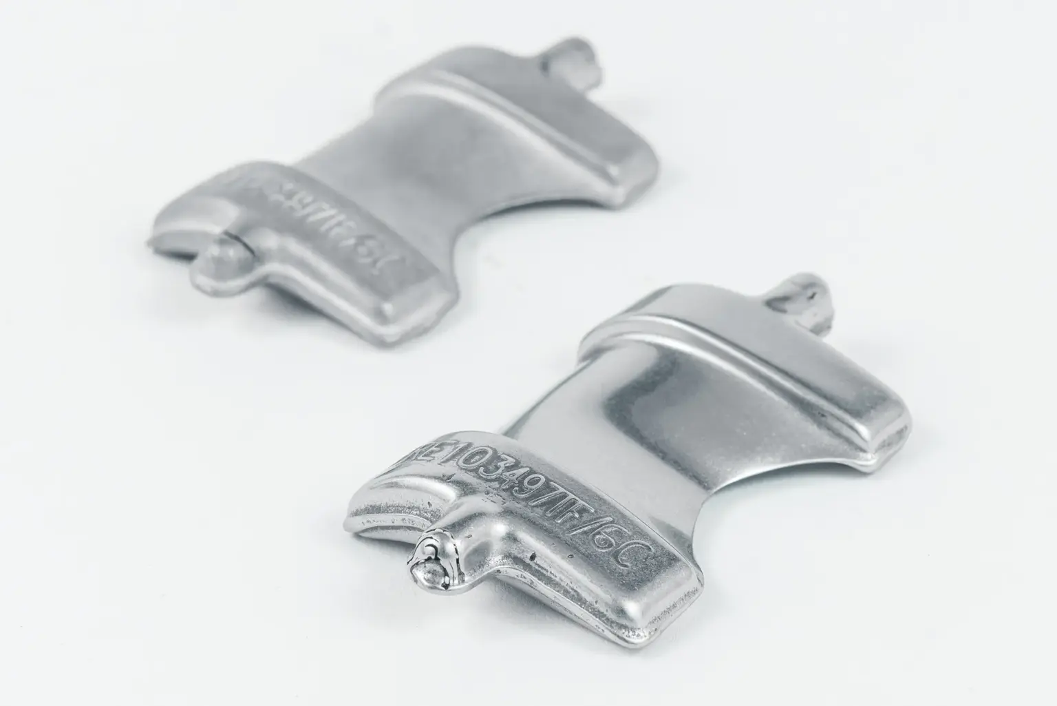 Twee metalen onderdelen met een glad oppervlak; een voorbeeld van oppervlakteafwerking.