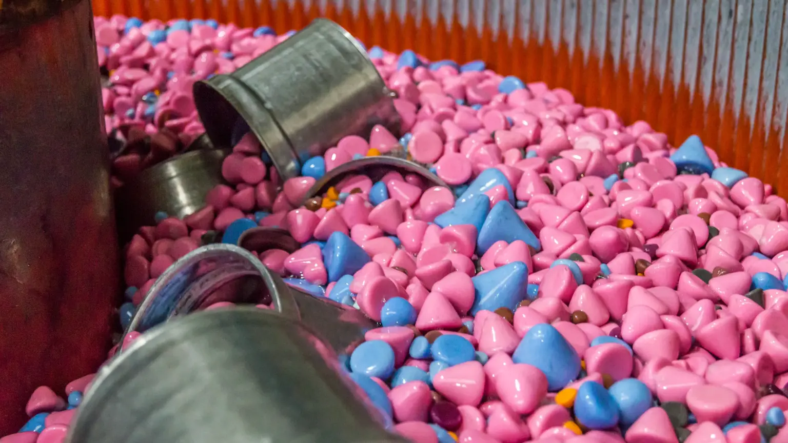 Metalen onderdelen en slijpmiddelen bij het glijslijpen in een machine.