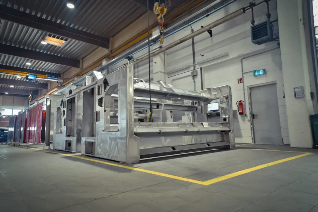 Groot lasconstructieonderdeel in de productie van SPALECK. De lasconstructies, inclusief mechanische bewerking en assemblage, vormen onderdelen van zeer grote voedselproductie-installaties. Hier staan ze nog in de productieruimte bij loonfabrikant SPALECK.