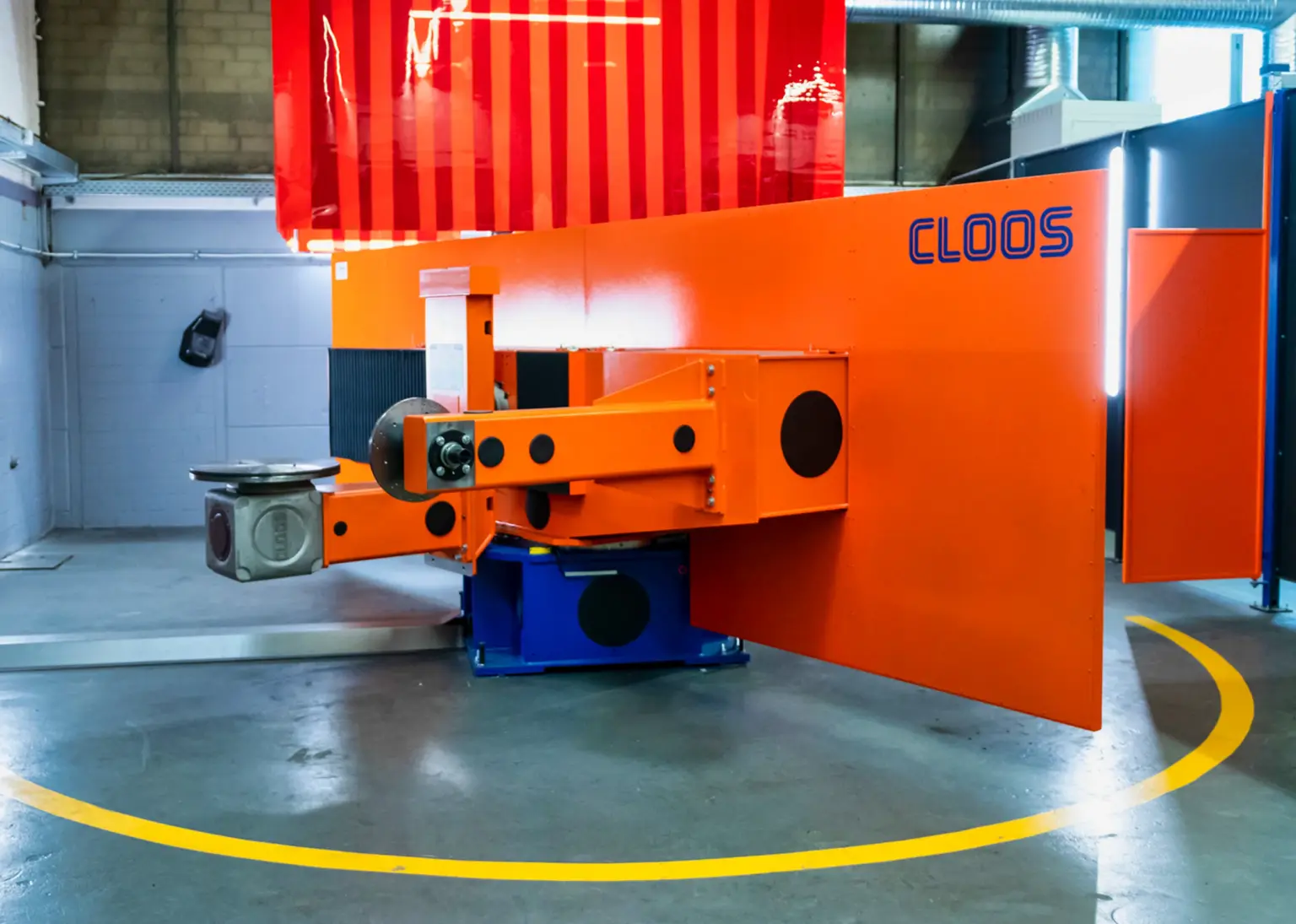 Industriële robots voor robotlassen in een fabriekshal.