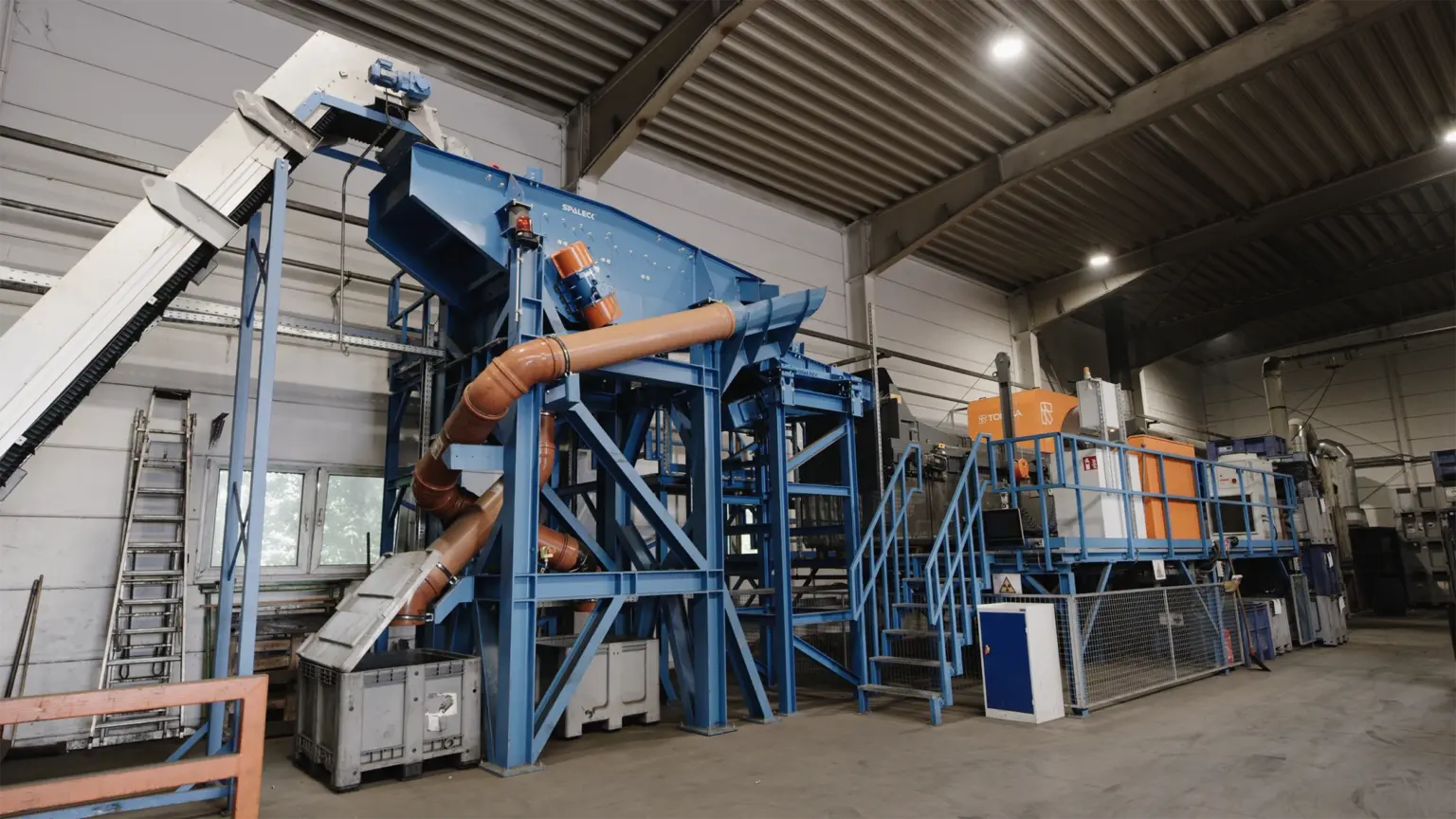 SPALECK-zeefmachine in de batterijrecycling – hier worden de batterijen nauwkeurig op grootte gesorteerd, zodat de daaropvolgende röntgensorteermachine ze op basis van hun samenstelling kan sorteren