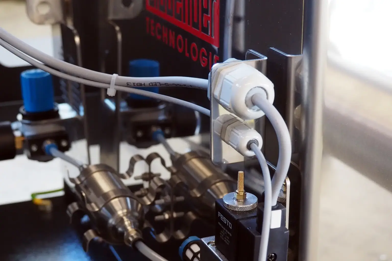 Detailfoto van een door loonfabrikant SPALECK vervaardigde en gemonteerde module, inclusief elektrische installatie