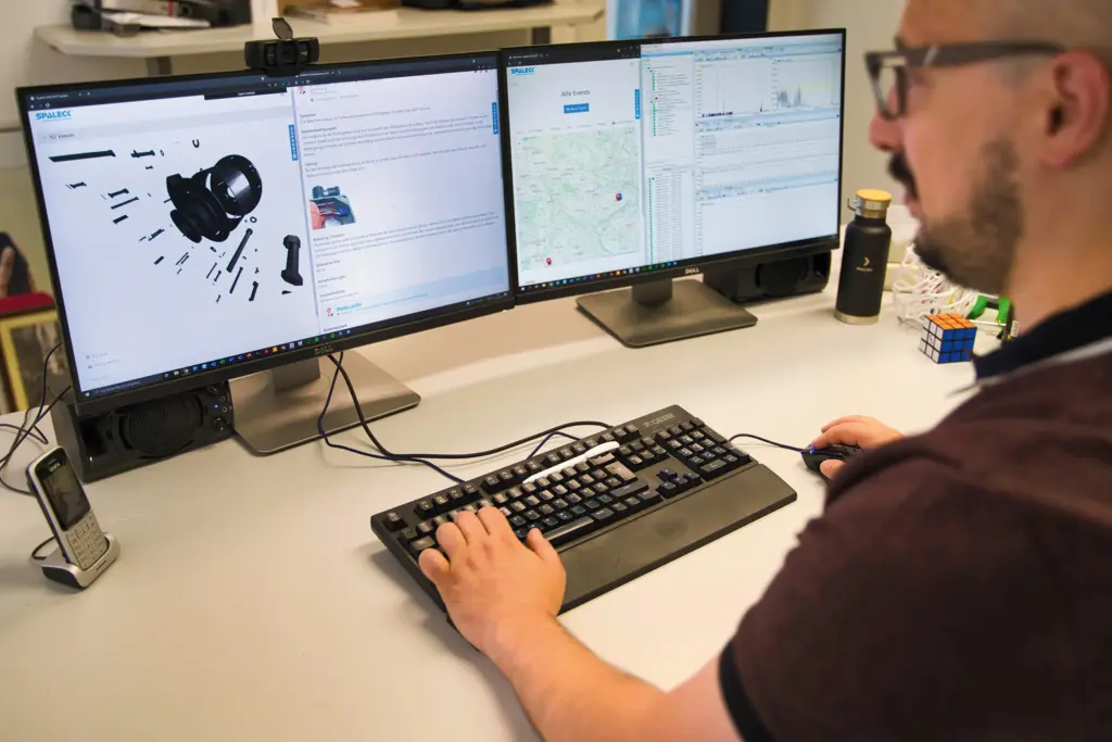 SPALECK, expert op het gebied van zeefmachines, achter de computer met het SPALECK CONNECT-systeem