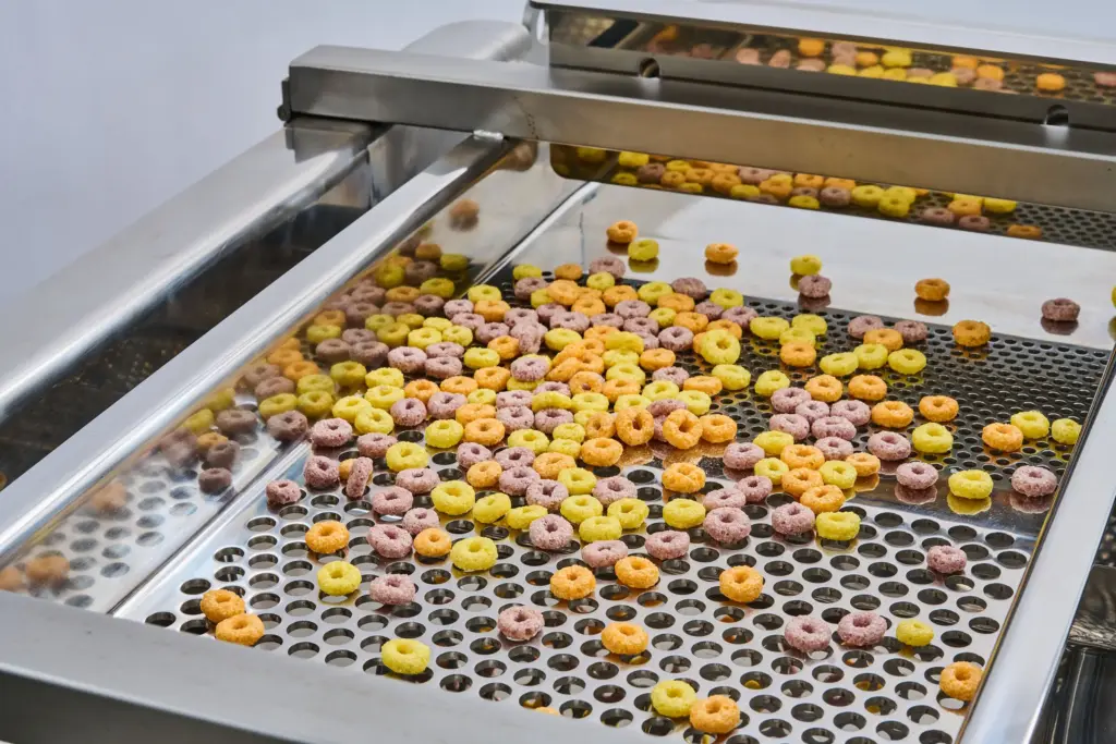 Detailfoto van het zeefdek van een zeefmachine voor levensmiddelen