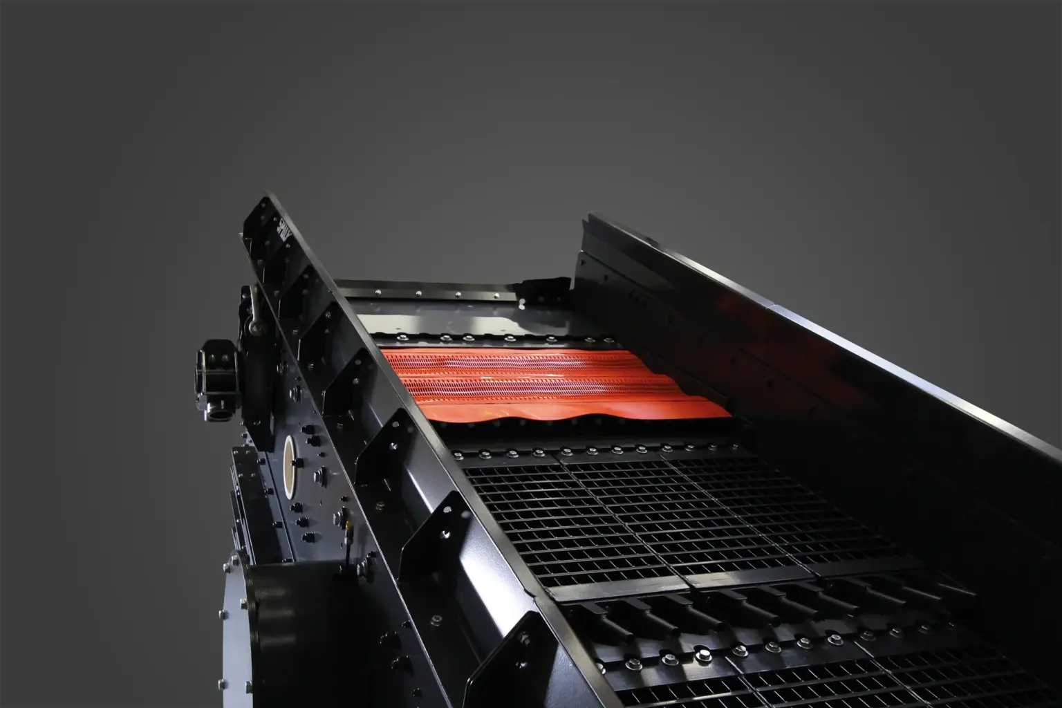Detailfoto van een SPALECK-spanas-cassette, die het recyclingbedrijf desgewenst zelf flexibel in het zeefdek kan inbouwen om fijne deeltjes uit te zeven.