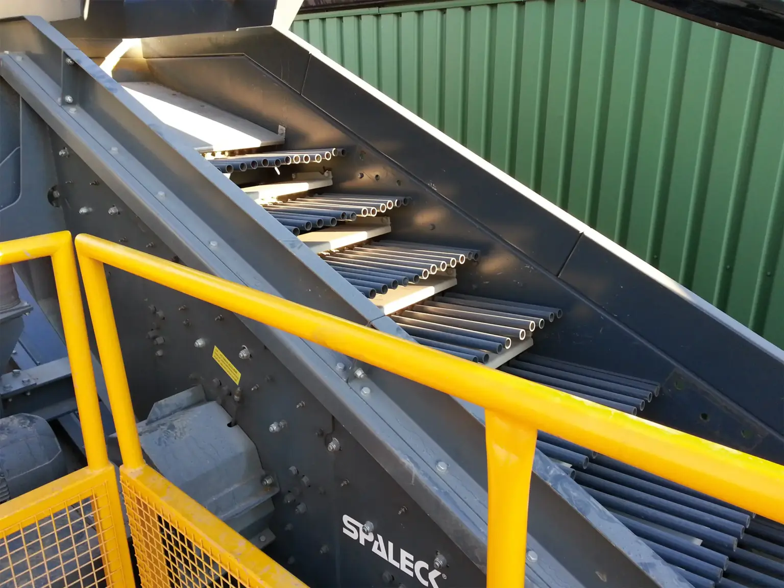 SPALECK-staafzeefmachine voor voorzeving, hier met dynamische vingers voor gebruik bij de verwerking van elektronica-afval