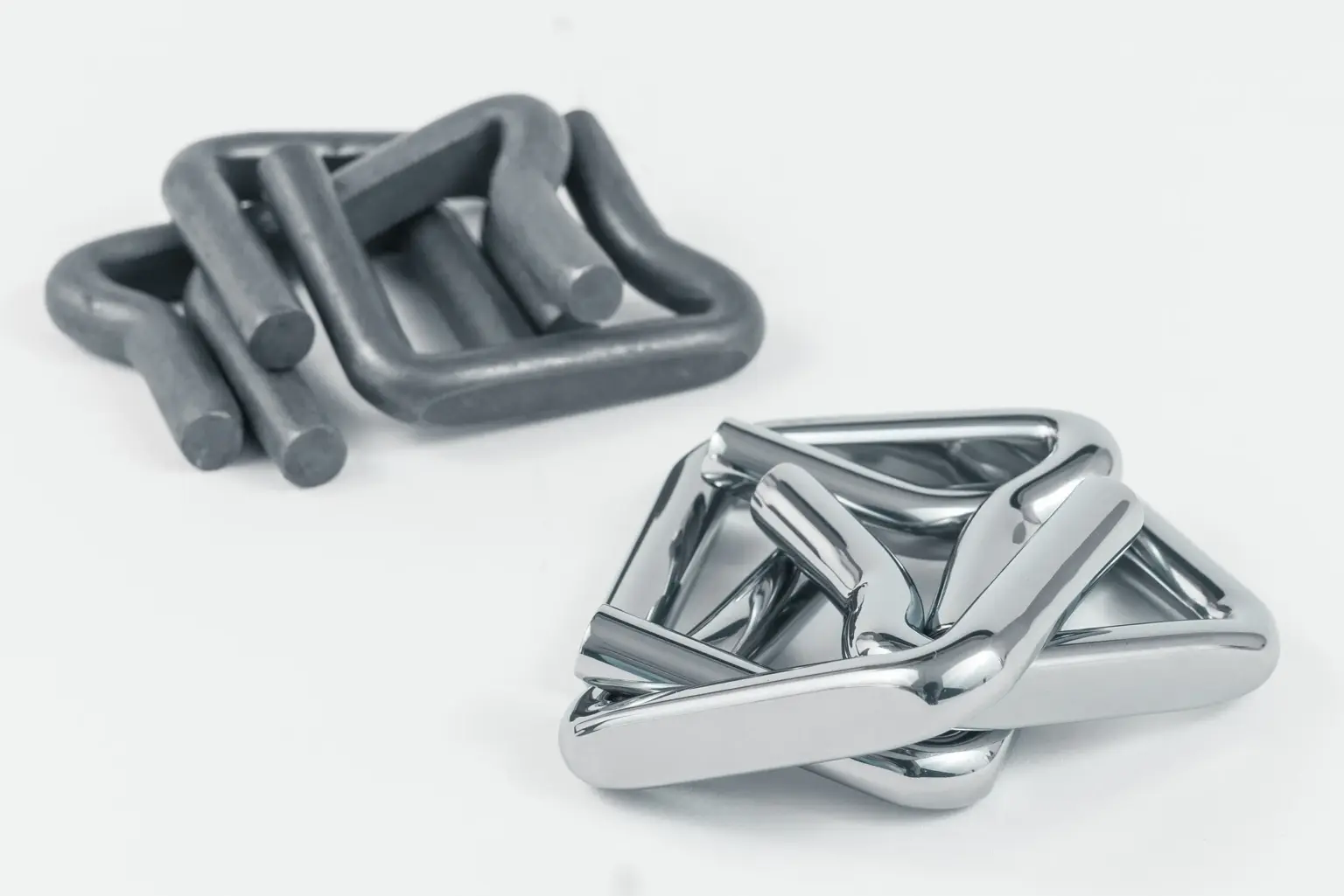 Vergelijking tussen onbehandelde en galvanisch veredelde metalen onderdelen.