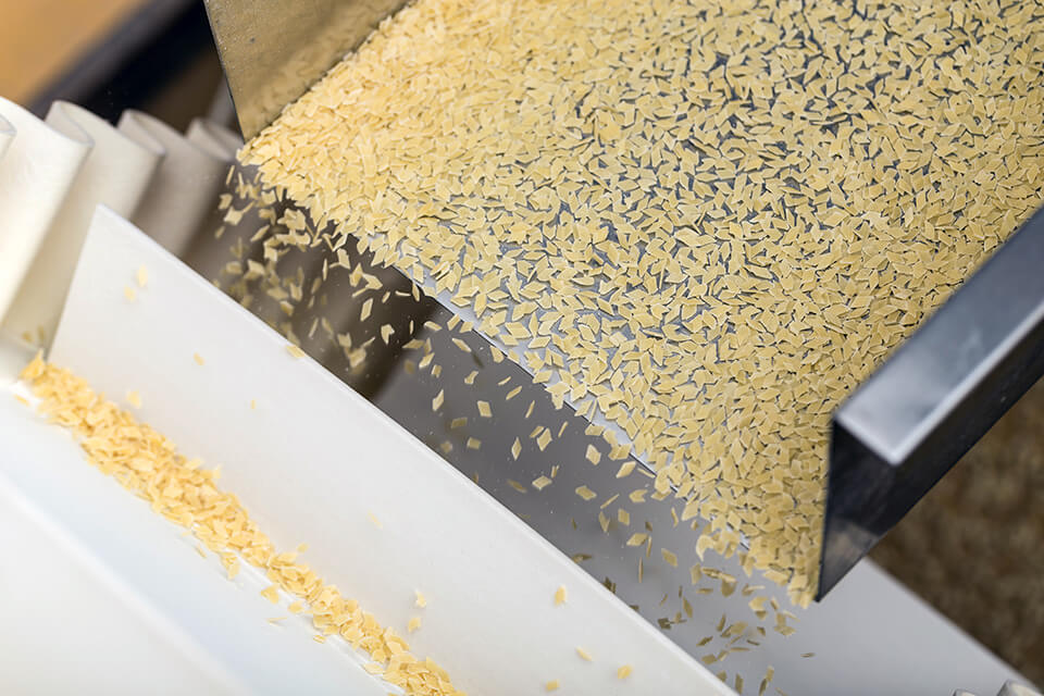 Toevoer en dosering met behulp van een trilgoot in de levensmiddelenproductie