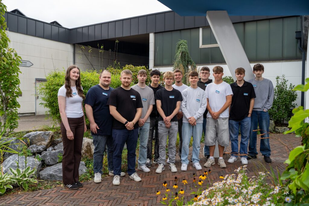 Een groep jonge stagiairs voor de ingang van Spaleck in Bocholt
