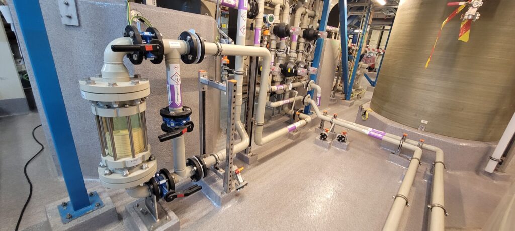 Leidingsysteem van een dieptefiltratie-installatie in de industrie.