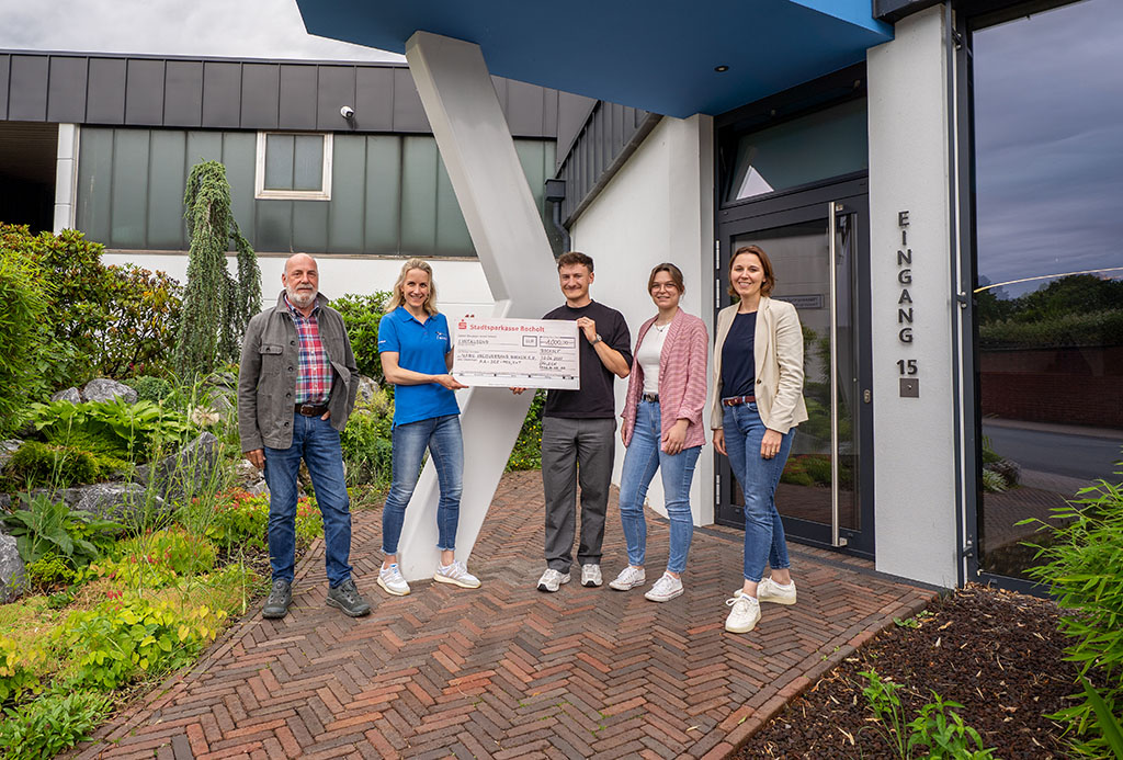 Drie medewerkers van Spaleck overhandigen twee leden van de NABU-afdeling Borken e.V. een donatiecheque voor de met groen beplante ingang van Spaleck in Bocholt