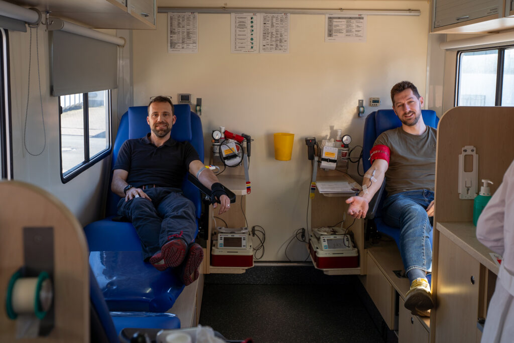 Twee collega’s van Spaleck doneren bloed in de bloeddonatiebus van het Duitse Rode Kruis (DRK) tijdens de bloeddonatiedag van Spaleck