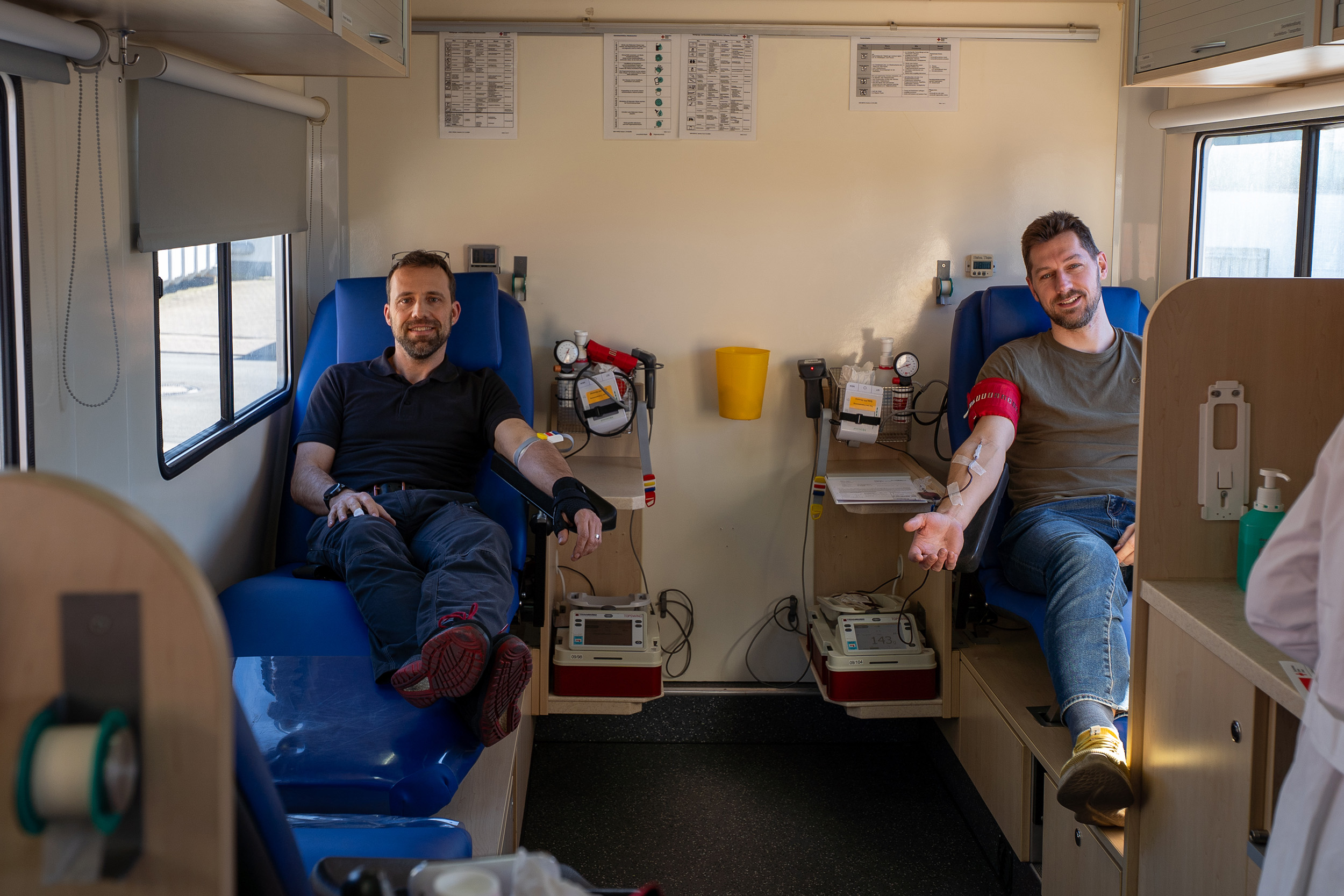 Twee medewerkers van Spaleck doneren bloed in de bloeddonatiebus van het Duitse Rode Kruis (DRK) tijdens de bloeddonatiedag van Spaleck