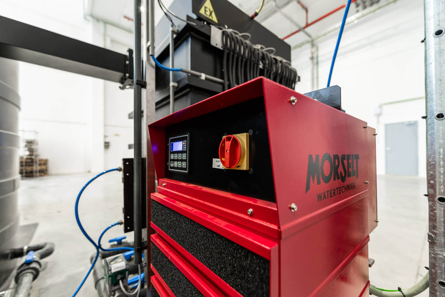Close-up van een Morselt RedBox in een lichte industriële hal.