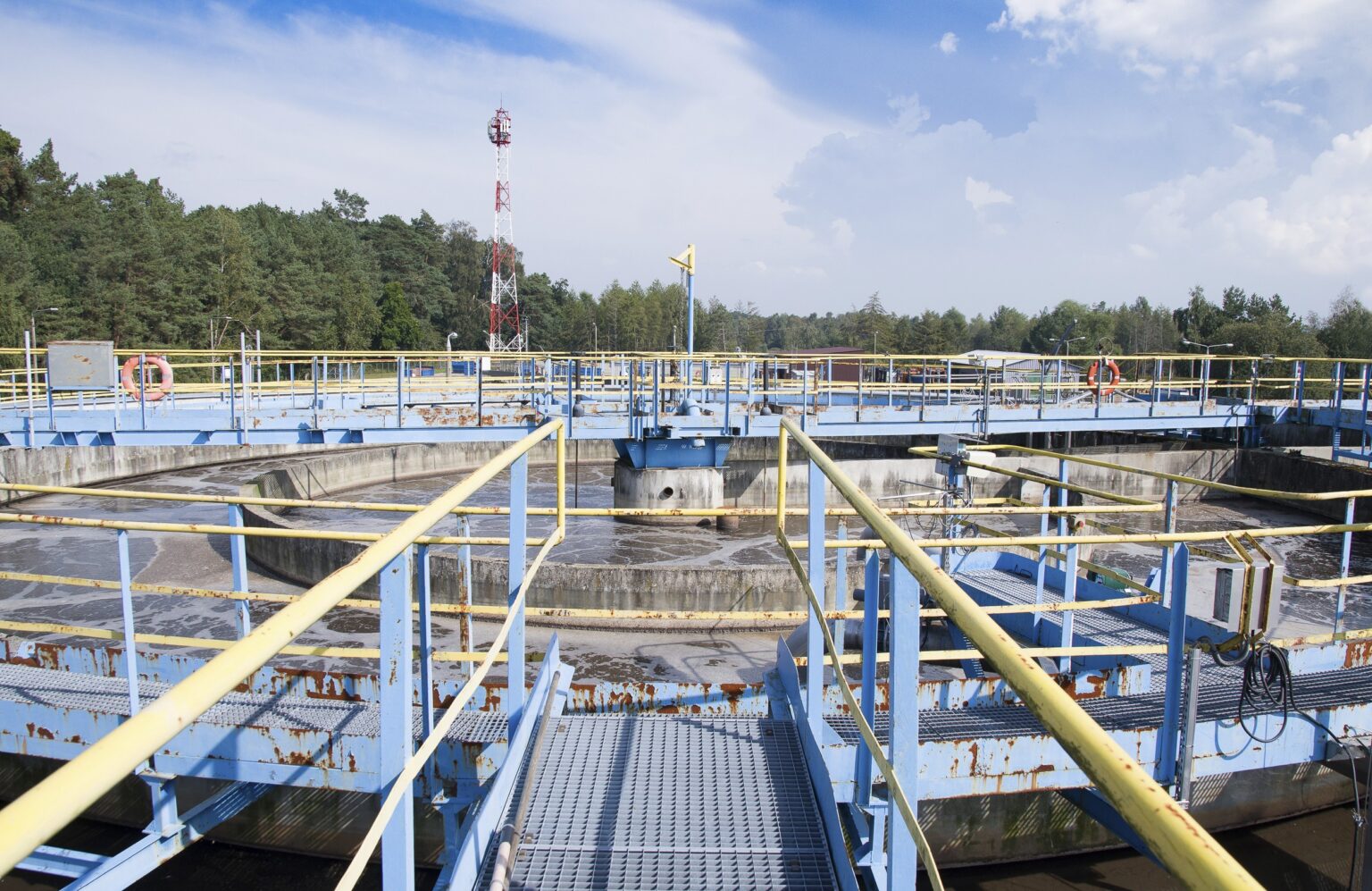 Groot rond bassin voor aërobe waterzuivering in een industriële omgeving.