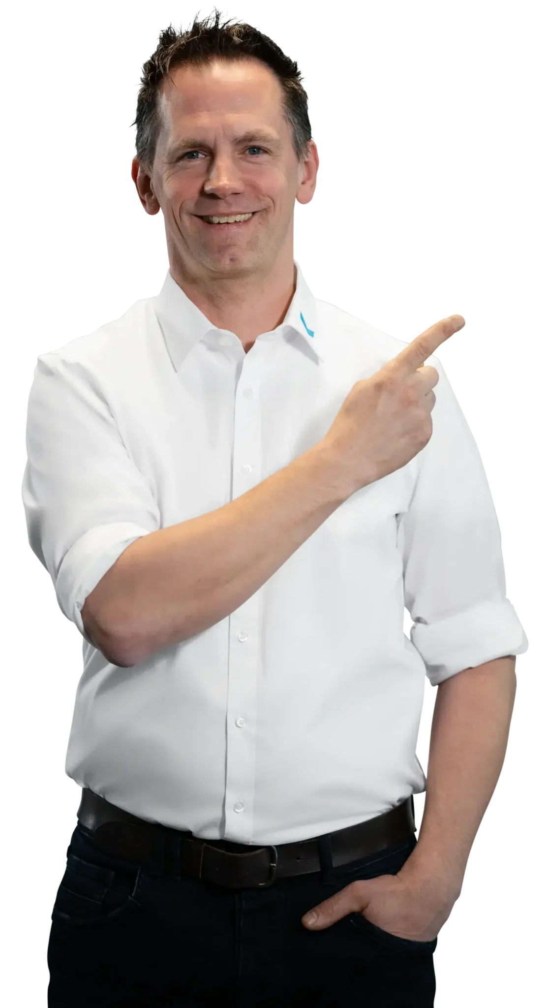 Een man in een wit overhemd wijst glimlachend naar de zijkant.
