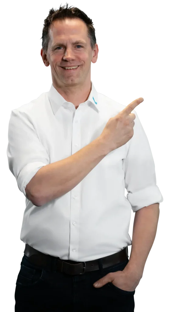 Een man in een wit overhemd wijst glimlachend naar de zijkant.