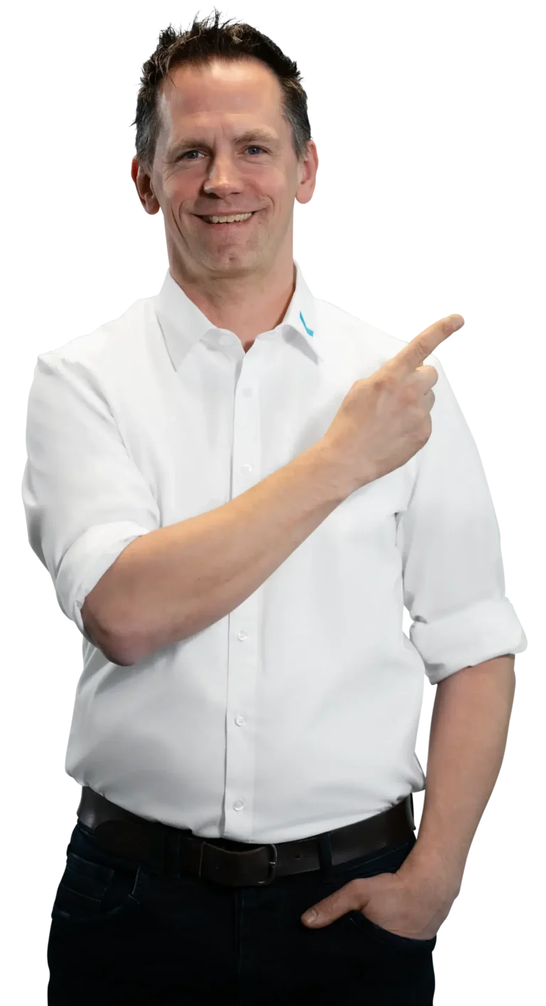 Een man in een wit overhemd wijst glimlachend naar de zijkant.