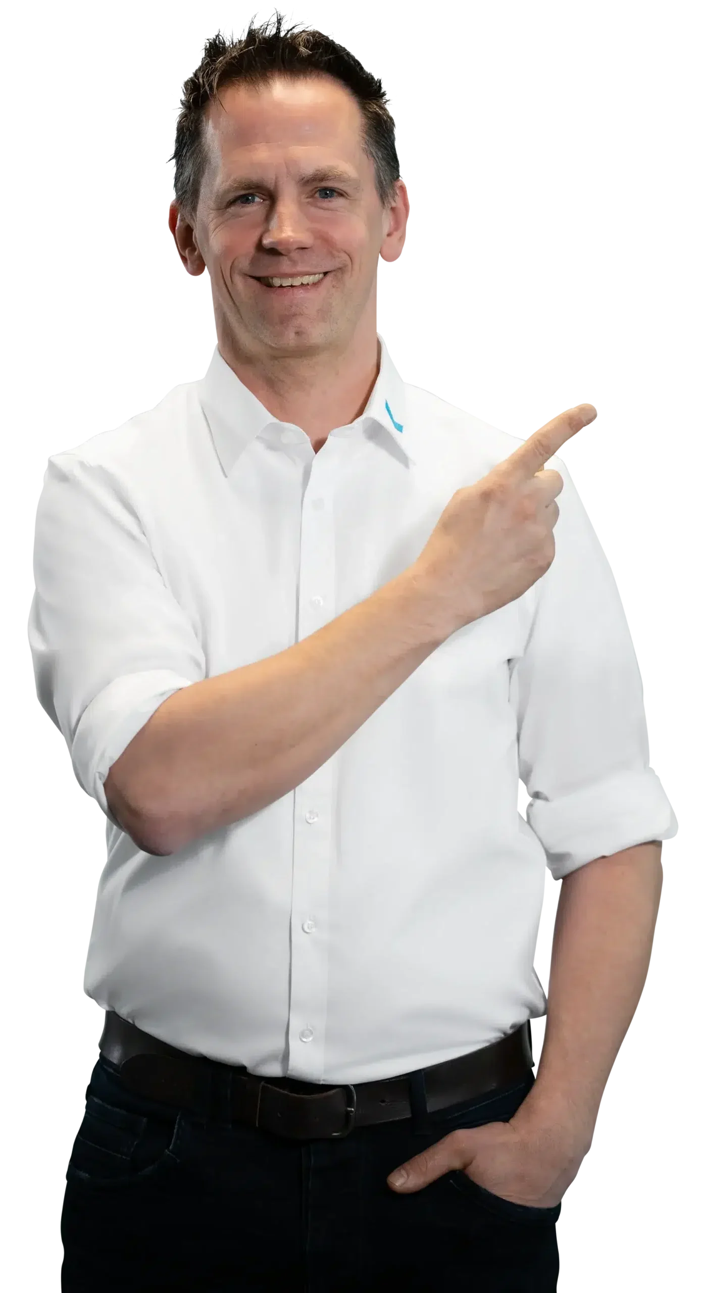 Een man in een wit overhemd wijst glimlachend naar de zijkant.