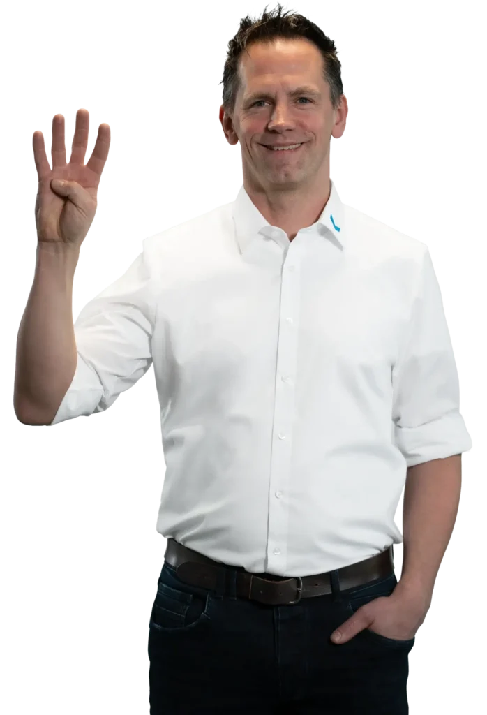 Een man in een wit overhemd steekt vier vingers op.