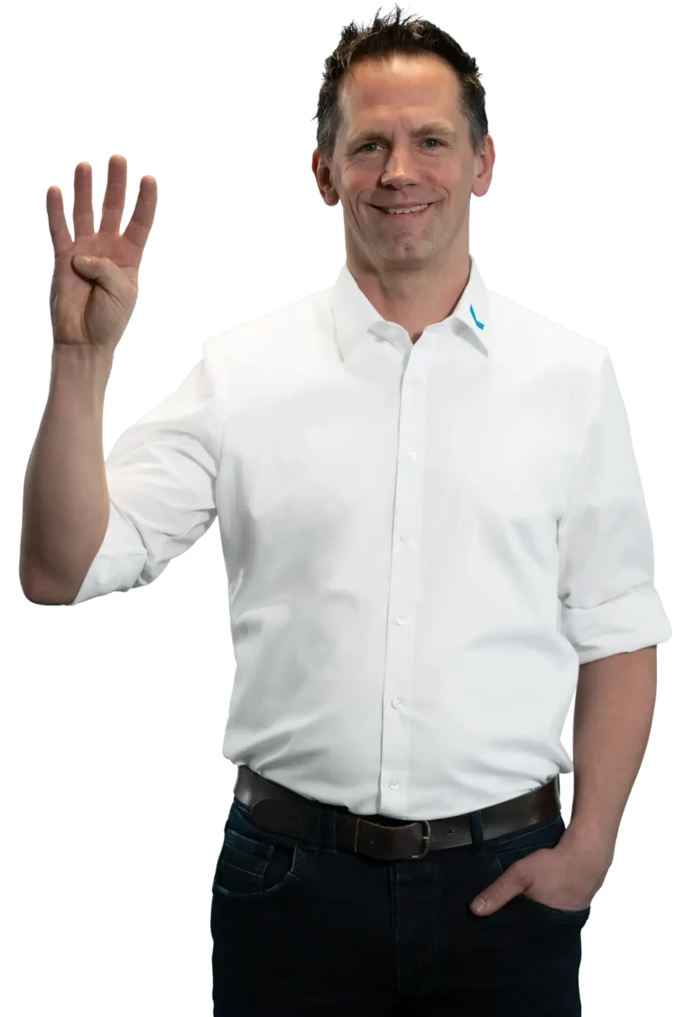 Een man in een wit overhemd steekt vier vingers op.