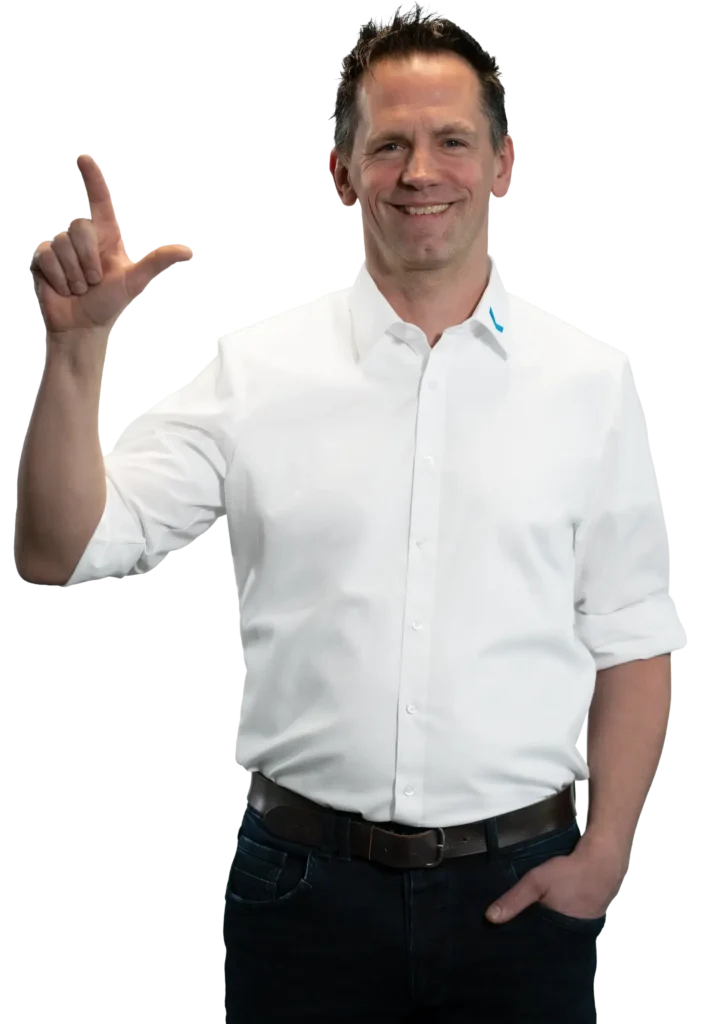 Een man in een wit overhemd maakt gebaren met zijn handen.
