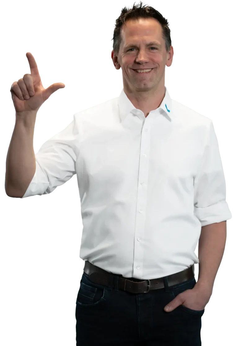 Een man in een wit overhemd maakt gebaren met zijn handen.