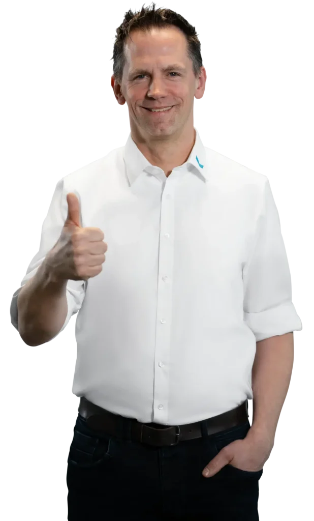 Een man in een wit overhemd steekt zijn duim omhoog; behandeling van proces- en huishoudelijk water.
