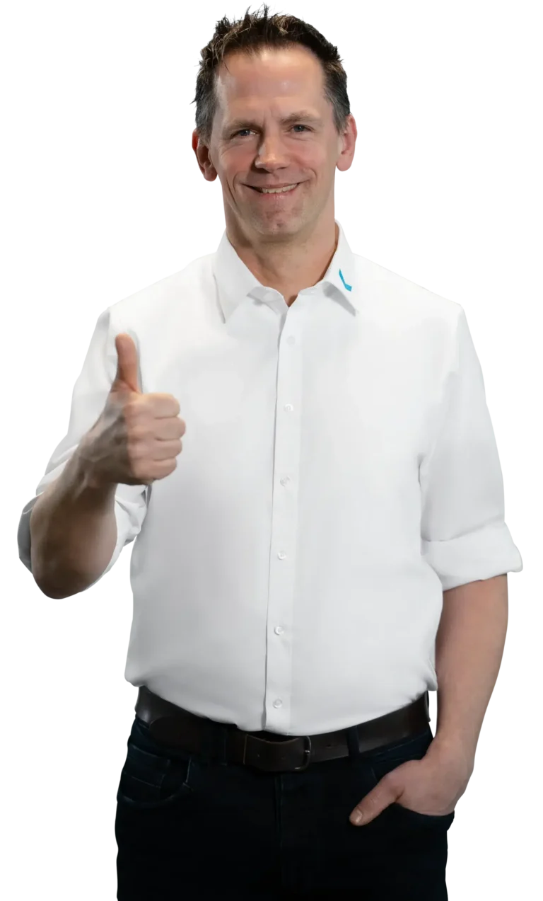 Een man in een wit overhemd steekt zijn duim omhoog; behandeling van proces- en huishoudelijk water.