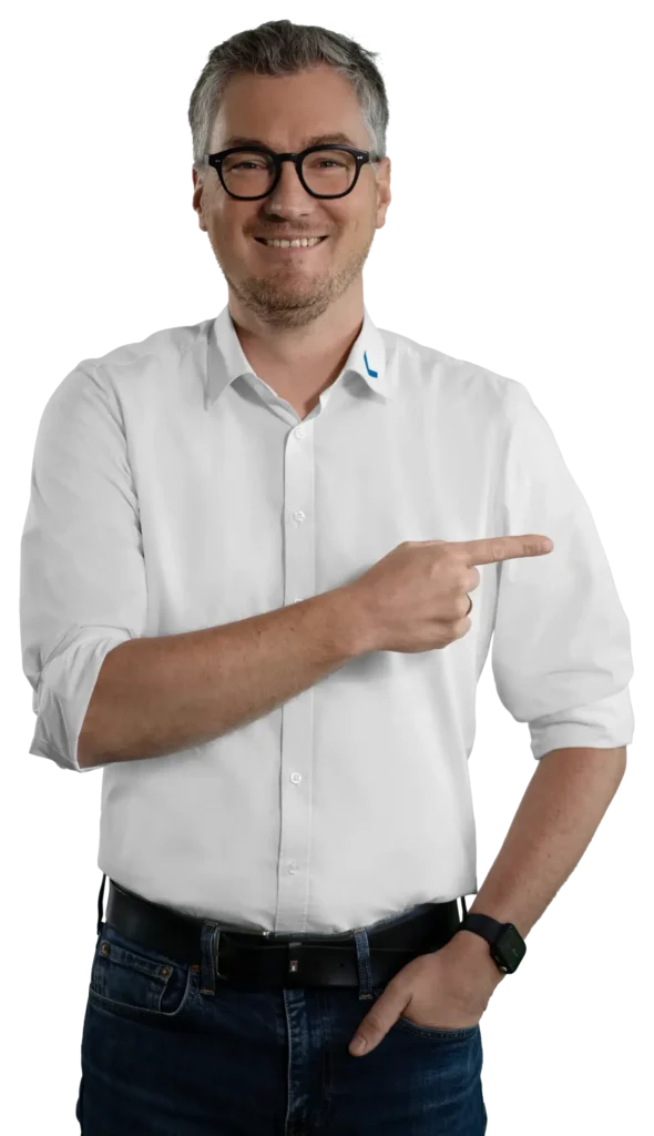 Een man in een wit overhemd wijst met zijn vinger naar de zijkant.