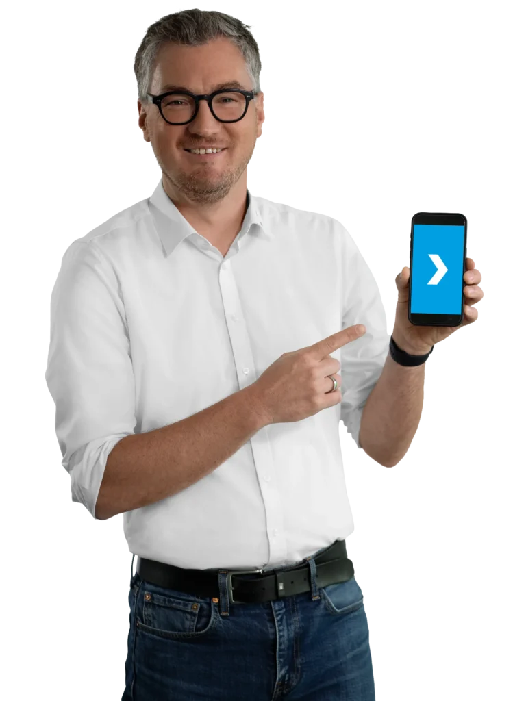 Een man in een wit overhemd wijst naar een smartphone met een blauwe pijl.