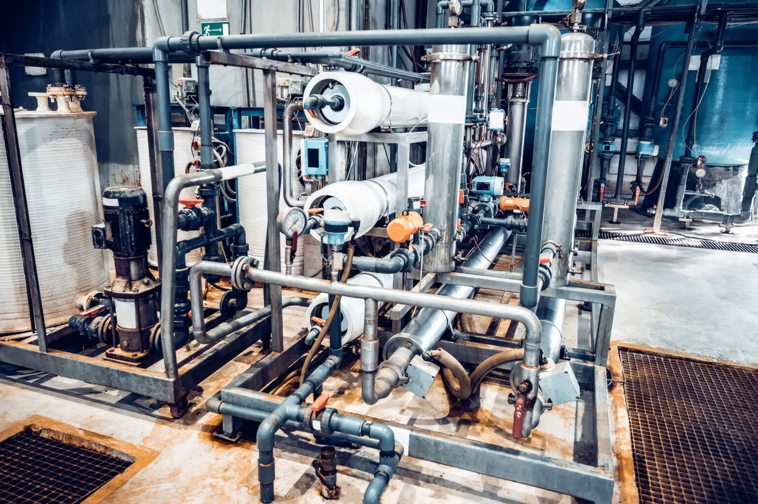 Wasseraufbereitungsanlage in industrieller Umgebung.