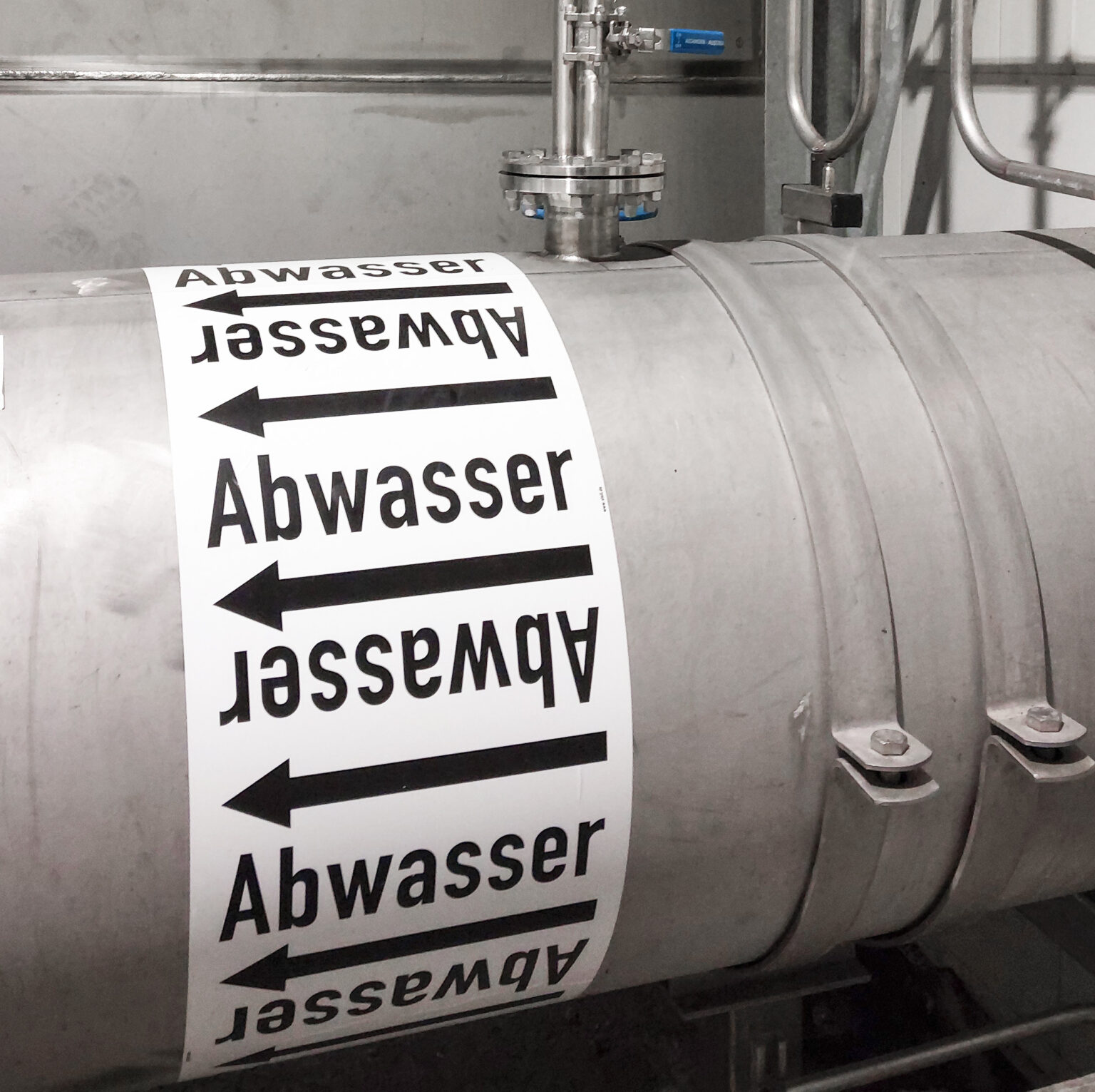 Grijze buis met het opschrift ‘afvalwater’