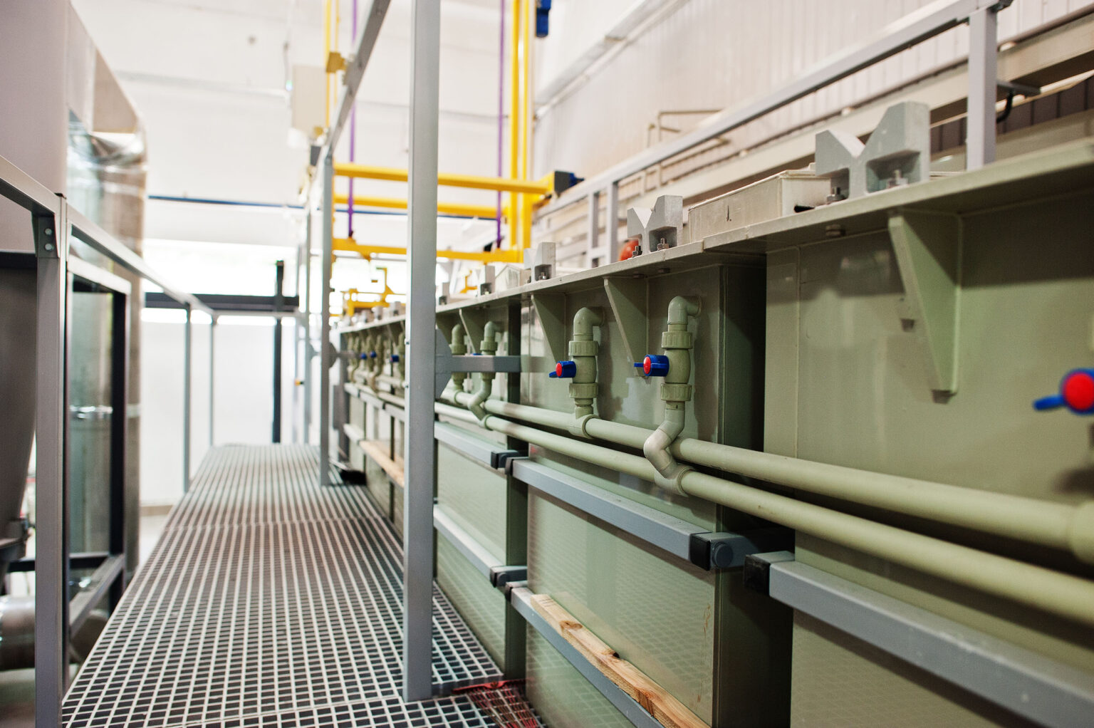 Groen bassin met afvalwater voor afvalwaterzuivering