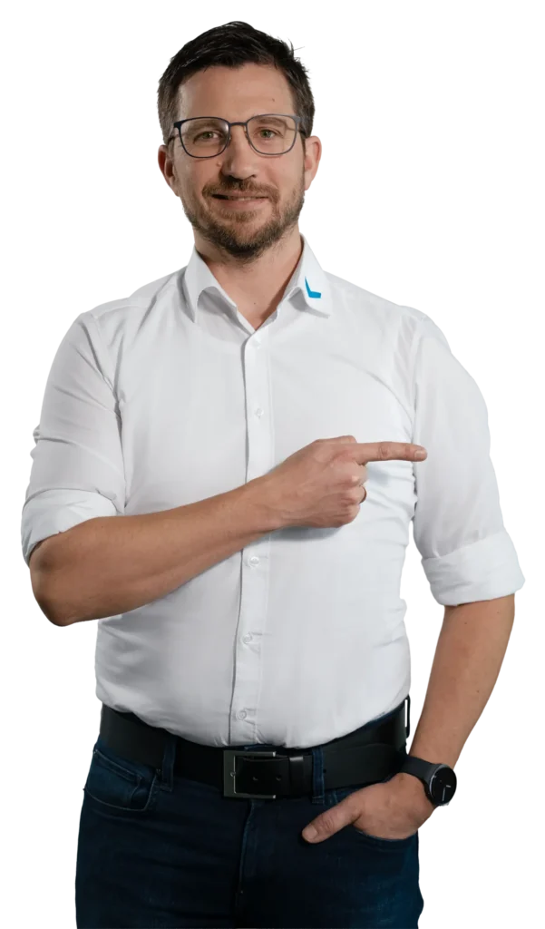 Een man in een wit overhemd wijst met zijn vinger naar de zijkant.