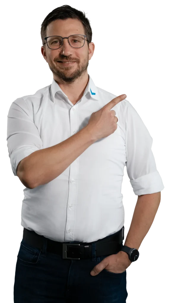Een man in een wit overhemd wijst met zijn vinger naar rechts