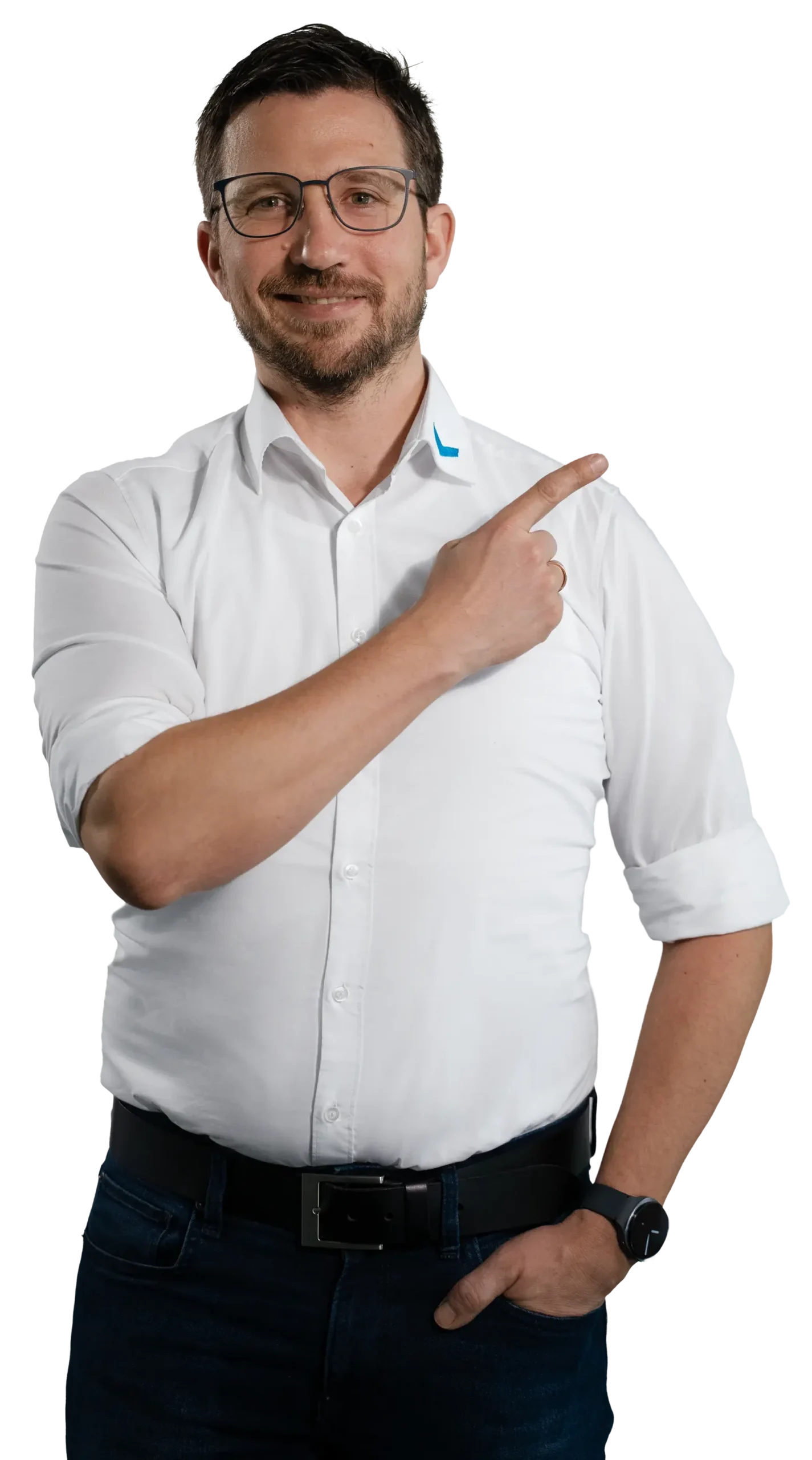 Een man in een wit overhemd wijst met zijn vinger naar rechts