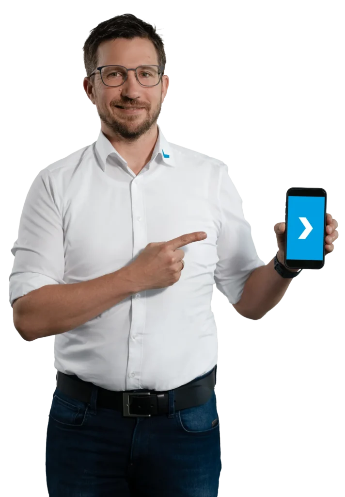 Een man wijst naar een smartphone met een pijltje erop.