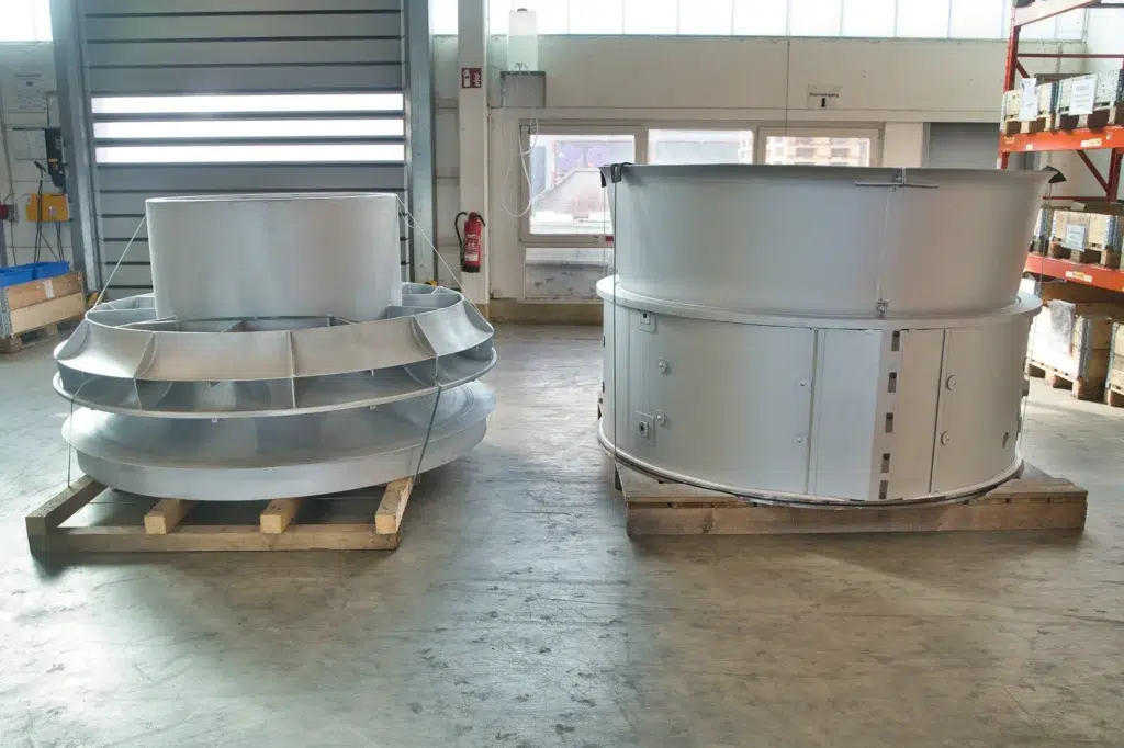 Twee grote metalen onderdelen voor de SUCESSSTORYPC4-gasturbine in de fabriekshal.