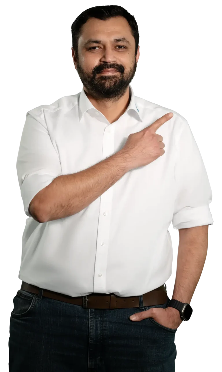 Een man in een wit overhemd wijst met zijn vinger naar de zijkant: behandeling van bedrijfs- en proceswater.