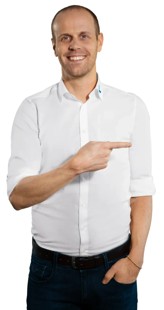 Een man in een wit overhemd wijst naar rechts, in de context van -Immark-recycling van elektronisch afval.