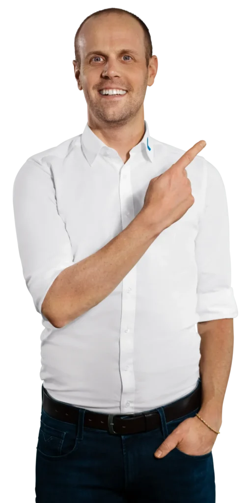 Een man in een wit overhemd wijst met zijn vinger naar rechts.