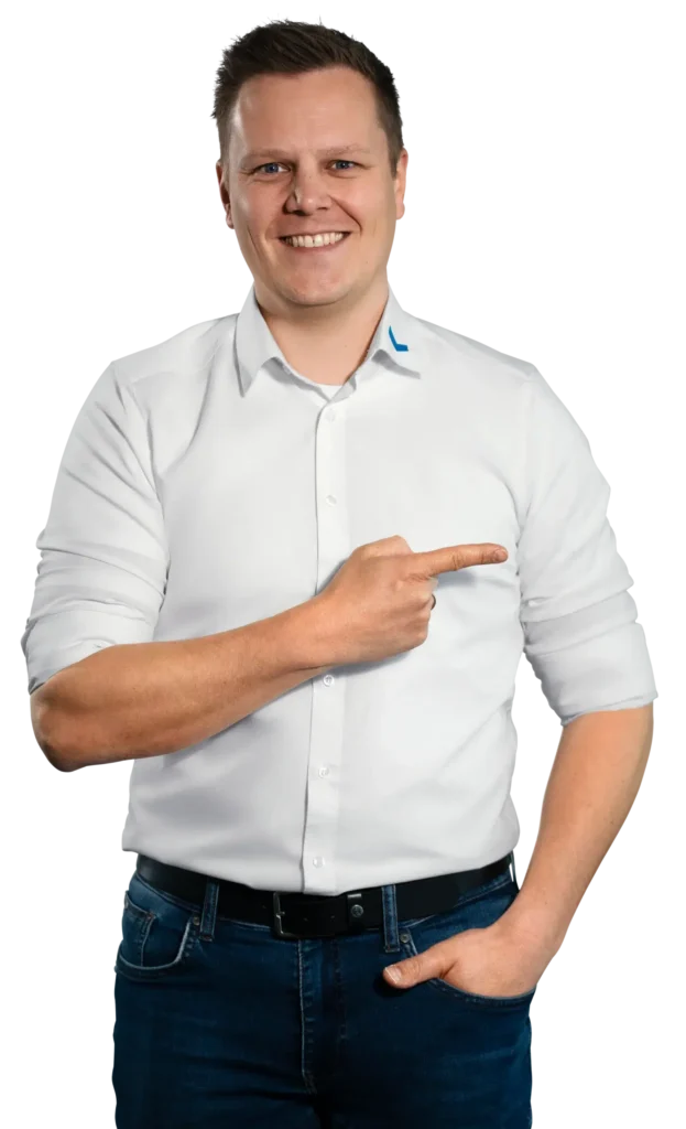 Een man in een wit overhemd wijst glimlachend naar de zijkant.