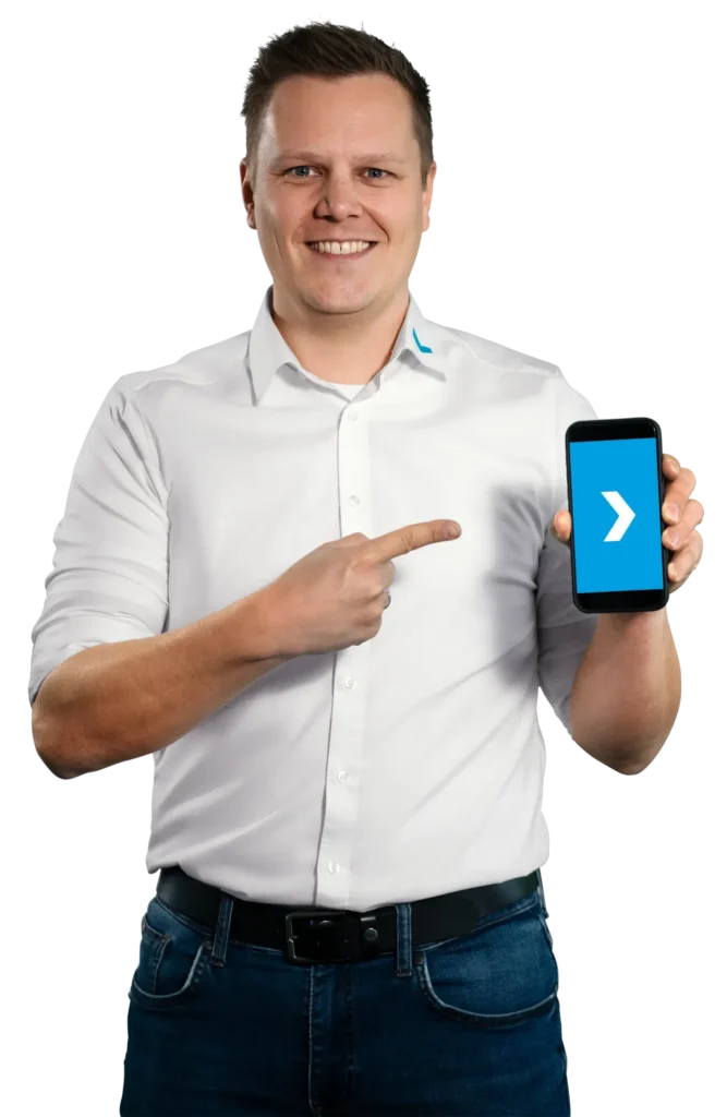Een man in een wit overhemd wijst naar een smartphone met een blauw scherm.