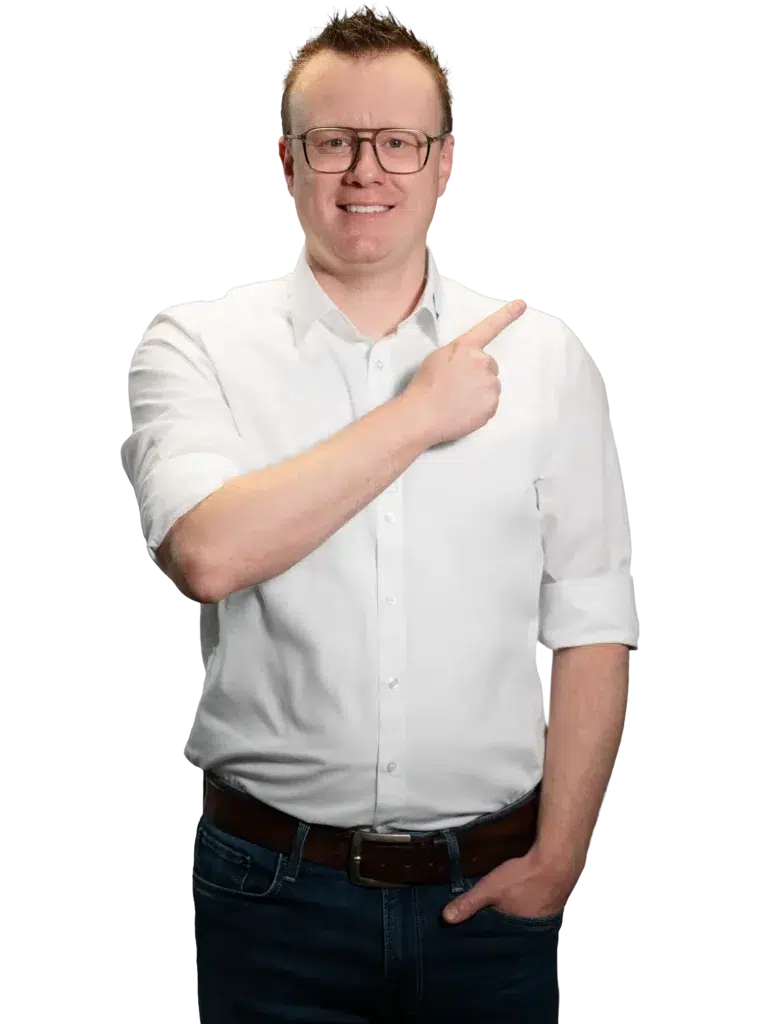 Een persoon in een wit overhemd wijst met zijn vinger naar rechts.