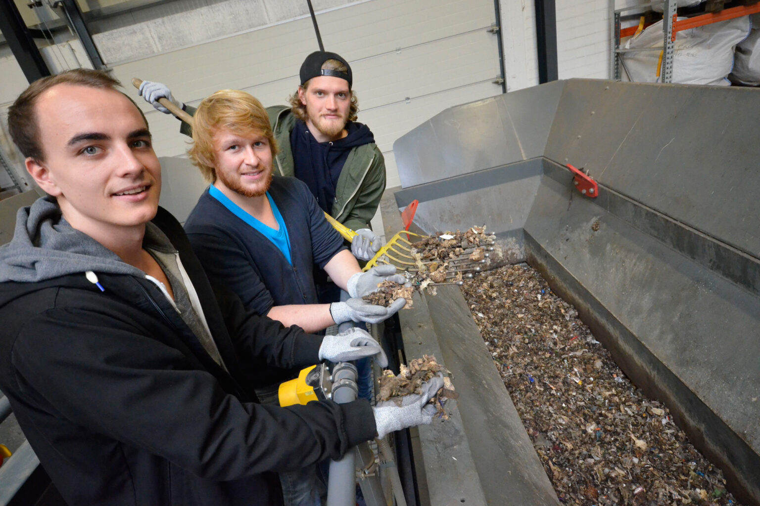 Drie studenten bij een bionica-project over recycling